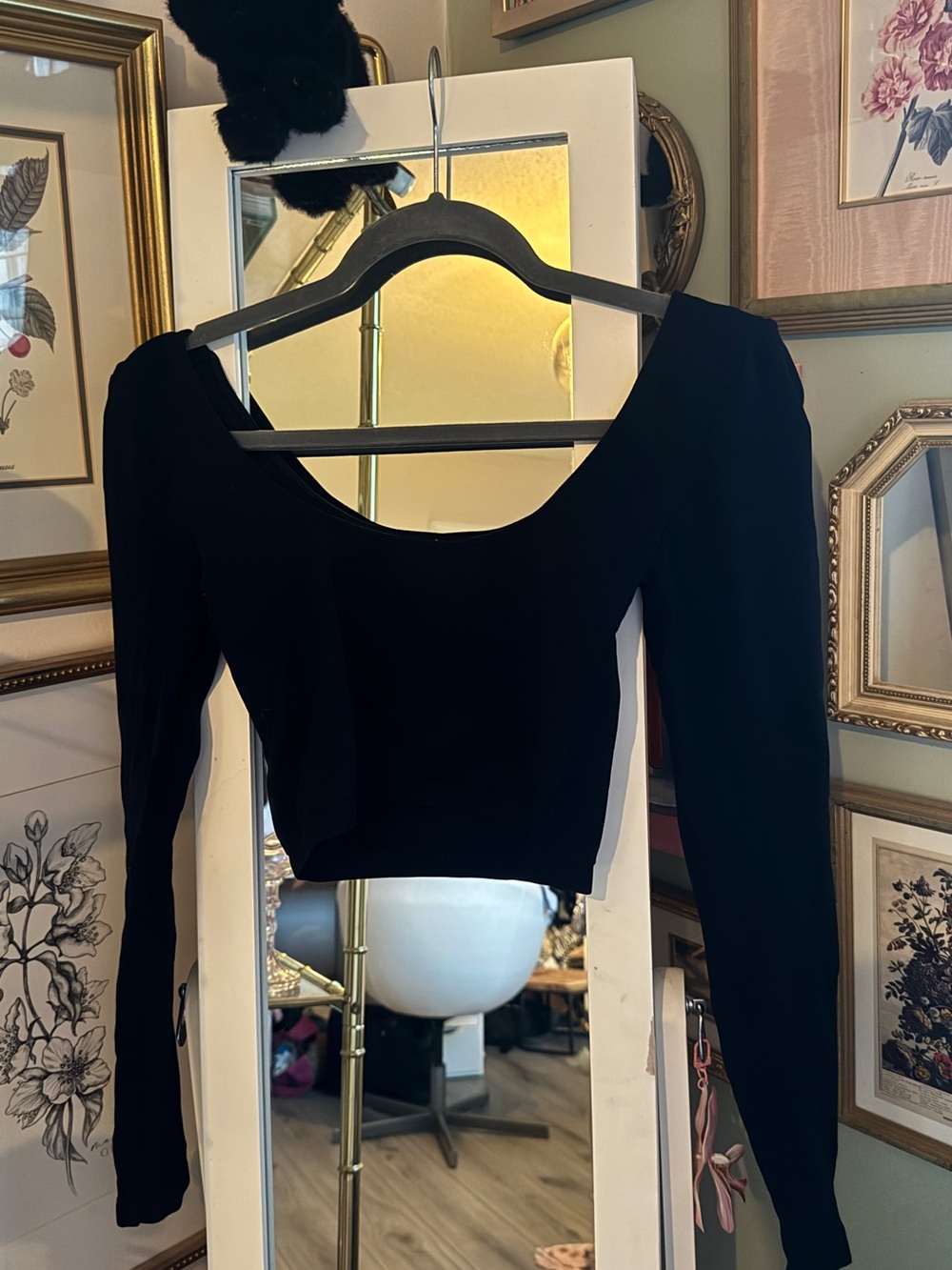 Aritzia Babaton Black Long-Sleeve Scoop-Neck Cropped Top